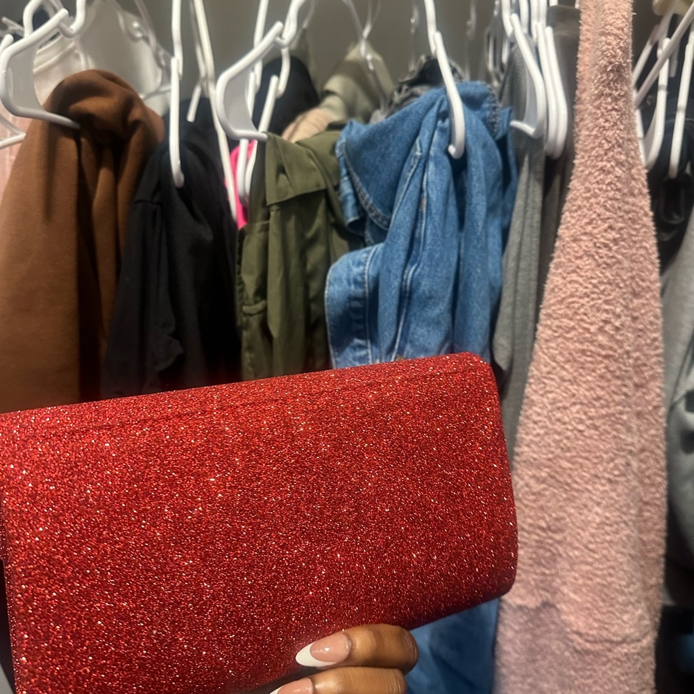 Red glittery clutch bag comes with detachable silver strap on the inside